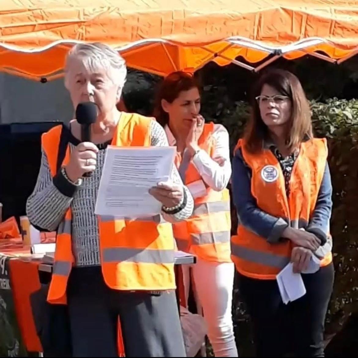 Josefa Bissels spricht bei einer Aktion der Seebrücke
