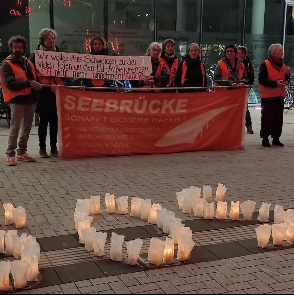 Mahnwache mit Kerzen und Seebrücke-Banner