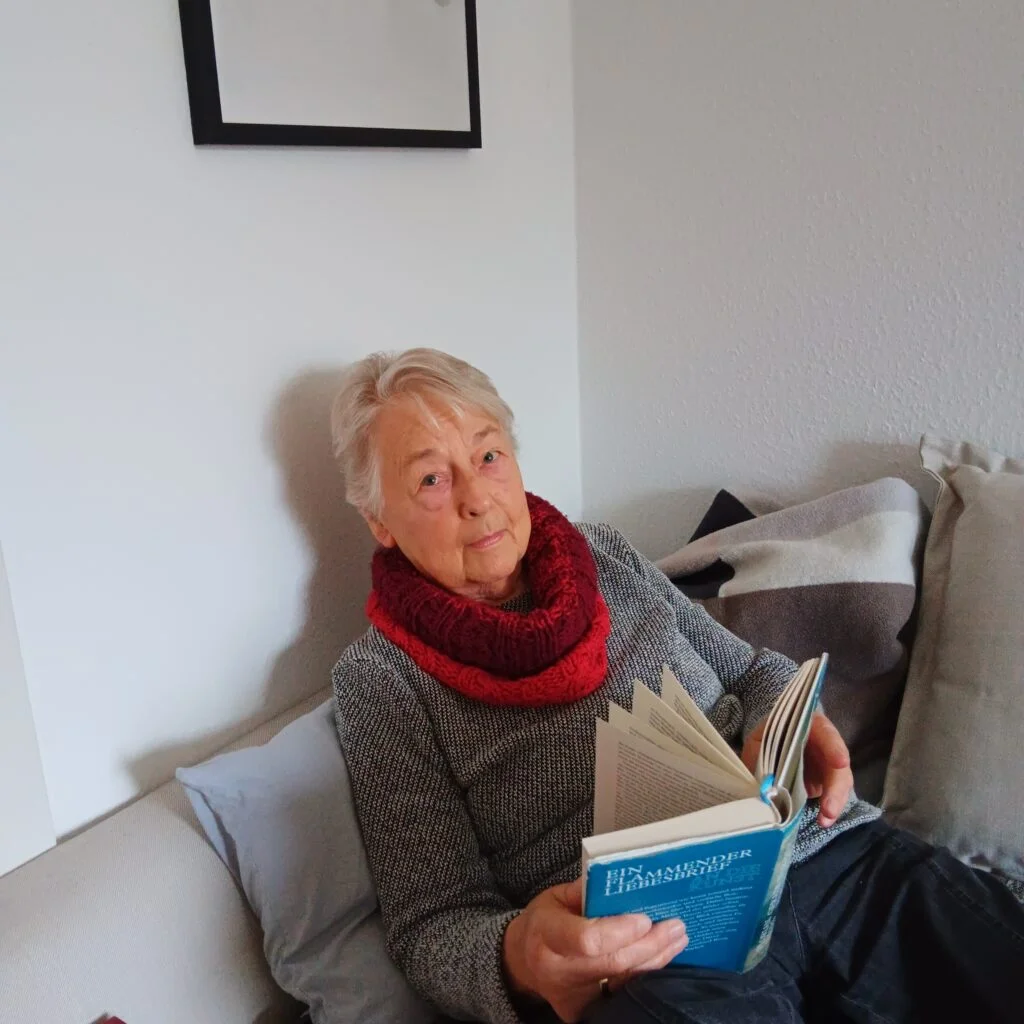 Porträt von Josefa Bissels mit einem aufgeschlagenen Buch